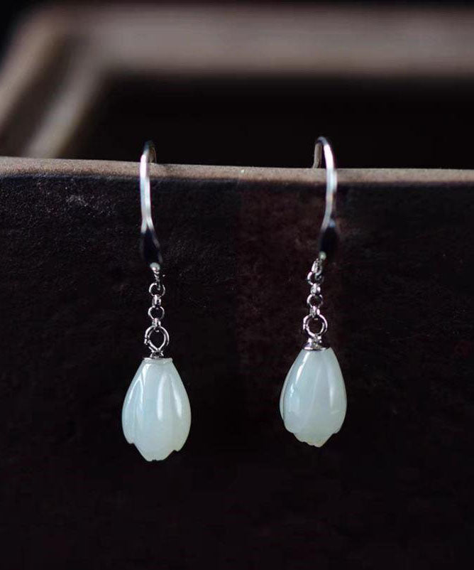 Kurze Seiden-Ohrhänger aus Sterlingsilber mit Jade-Magnolienblüte