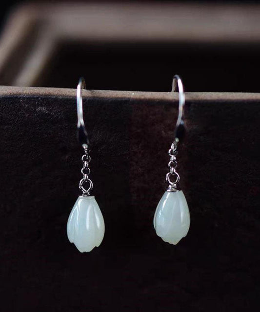 Kurze Seiden-Ohrhänger aus Sterlingsilber mit Jade-Magnolienblüte
