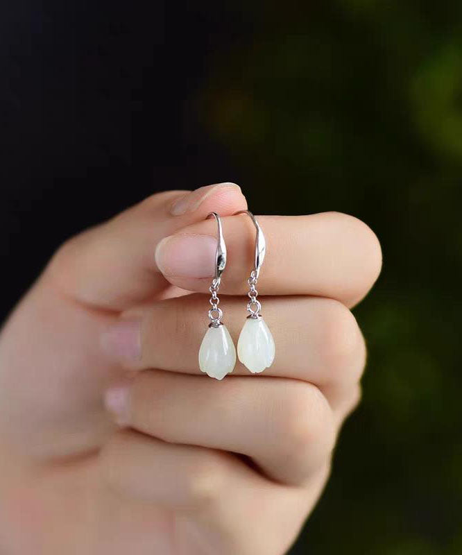 Kurze Seiden-Ohrhänger aus Sterlingsilber mit Jade-Magnolienblüte