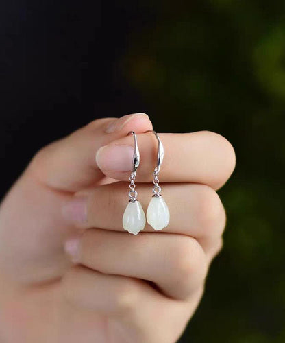 Kurze Seiden-Ohrhänger aus Sterlingsilber mit Jade-Magnolienblüte