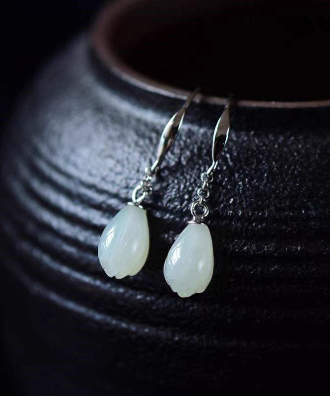 Kurze Seiden-Ohrhänger aus Sterlingsilber mit Jade-Magnolienblüte