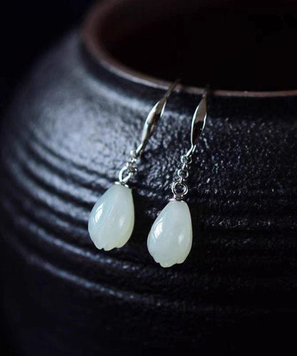 Kurze Seiden-Ohrhänger aus Sterlingsilber mit Jade-Magnolienblüte