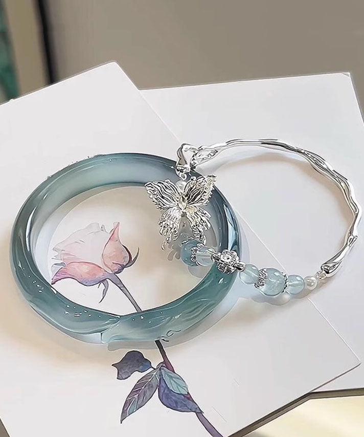 Zweiteiliges Set aus schlichtem Armreif aus Sterlingsilber mit Zirkonia und Jade in Schmetterlingsform