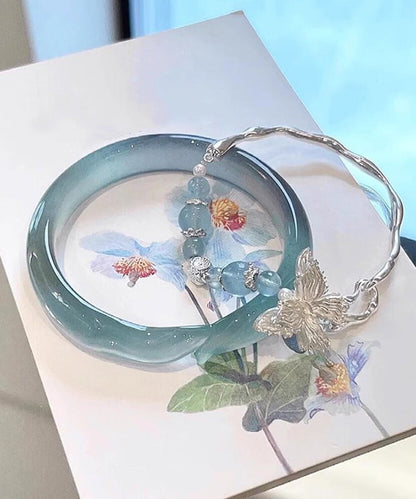 Zweiteiliges Set aus schlichtem Armreif aus Sterlingsilber mit Zirkonia und Jade in Schmetterlingsform