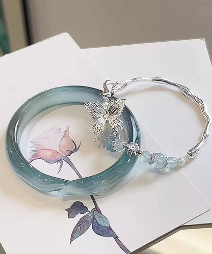 Zweiteiliges Set aus schlichtem Armreif aus Sterlingsilber mit Zirkonia und Jade in Schmetterlingsform