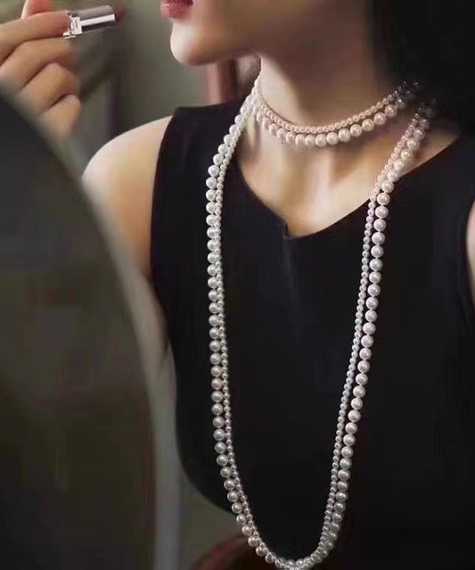 Kurze weiße handgefertigte Perlenkette mit Perlenbesatz