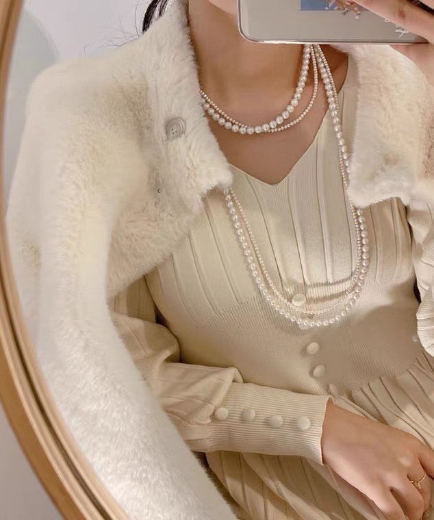 Kurze weiße handgefertigte Perlenkette mit Perlenbesatz