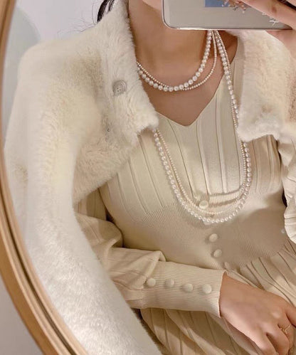 Kurze weiße handgefertigte Perlenkette mit Perlenbesatz