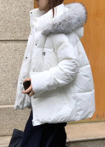 Parka corta blanca con cuello alto y capucha para invierno