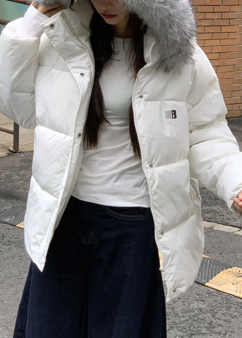 Parka corta blanca con cuello alto y capucha para invierno
