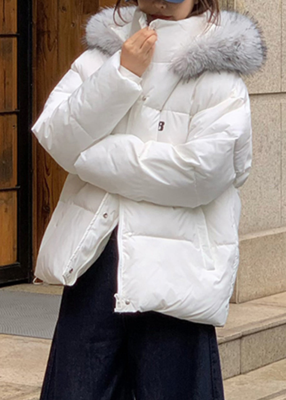 Parka corta blanca con cuello alto y capucha para invierno