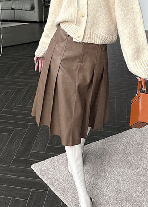 Brauner, hochtaillierter Faltenrock aus Kunstleder mit Knöpfen und Taschen