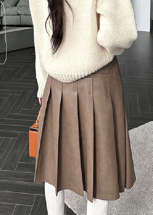 Brauner, hochtaillierter Faltenrock aus Kunstleder mit Knöpfen und Taschen