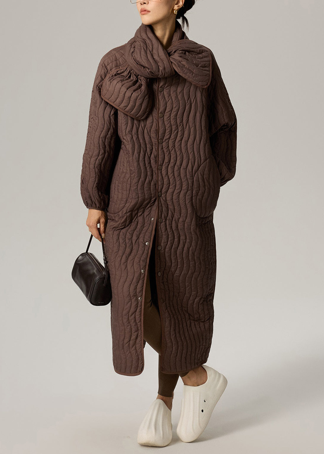 Braunes, zweiteiliges Set mit Knopftaschen, Oversized-Baumwollfüllung und Rundhalsausschnitt