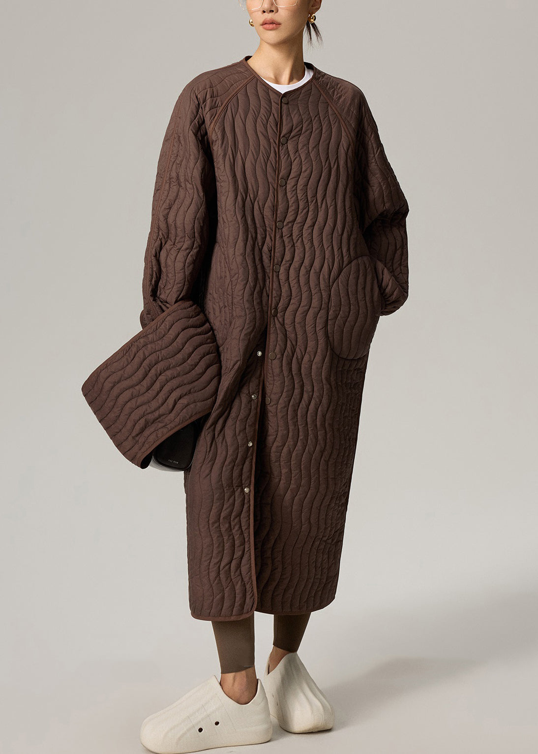 Braunes, zweiteiliges Set mit Knopftaschen, Oversized-Baumwollfüllung und Rundhalsausschnitt