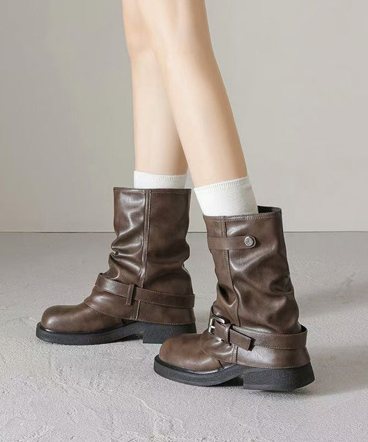 Braune, klobige Stiefel aus Kunstleder mit Ziernähten