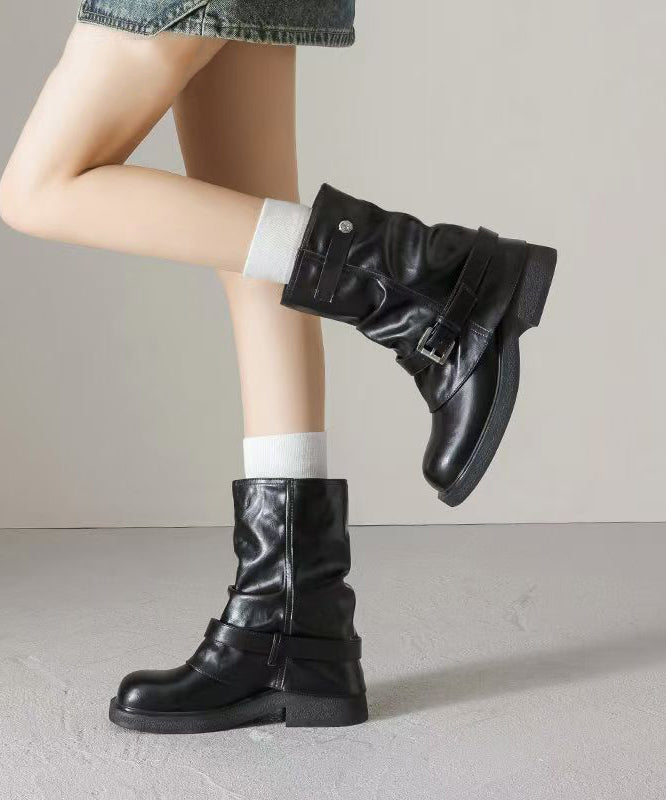 Braune, klobige Stiefel aus Kunstleder mit Ziernähten