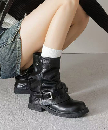 Braune, klobige Stiefel aus Kunstleder mit Ziernähten