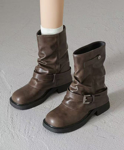 Braune, klobige Stiefel aus Kunstleder mit Ziernähten