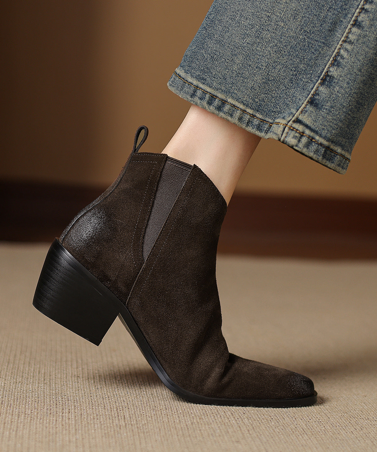 Braune, klobige Wildleder-Ankle-Boots mit elegantem Ziereinsatz