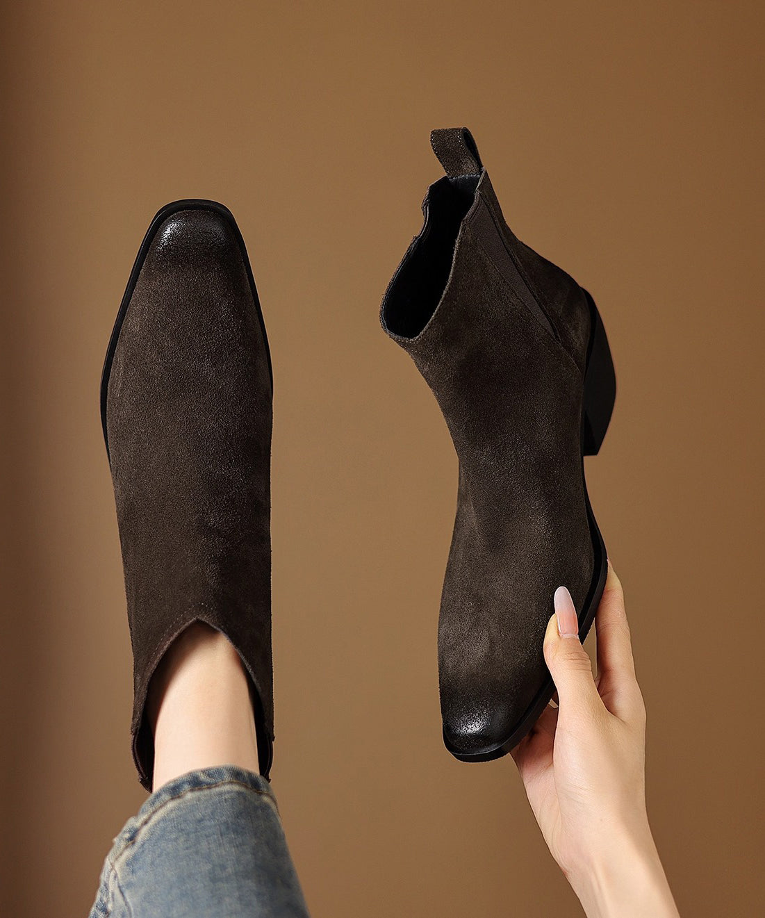 Braune, klobige Wildleder-Ankle-Boots mit elegantem Ziereinsatz