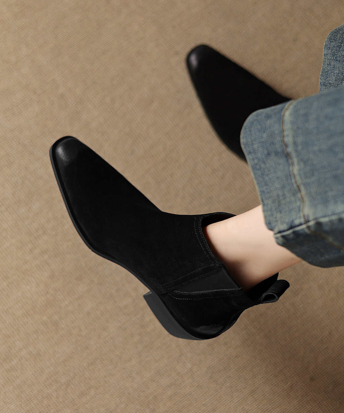 Braune, klobige Wildleder-Ankle-Boots mit elegantem Ziereinsatz