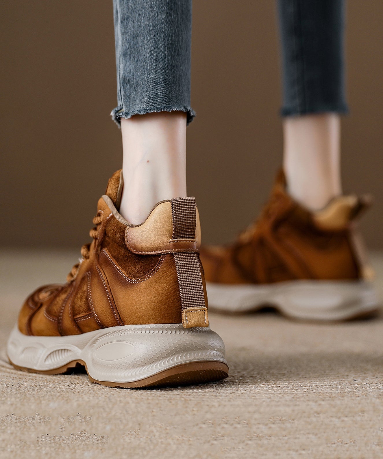 Zapatos planos marrones cómodos con plataforma y cordones para mujer