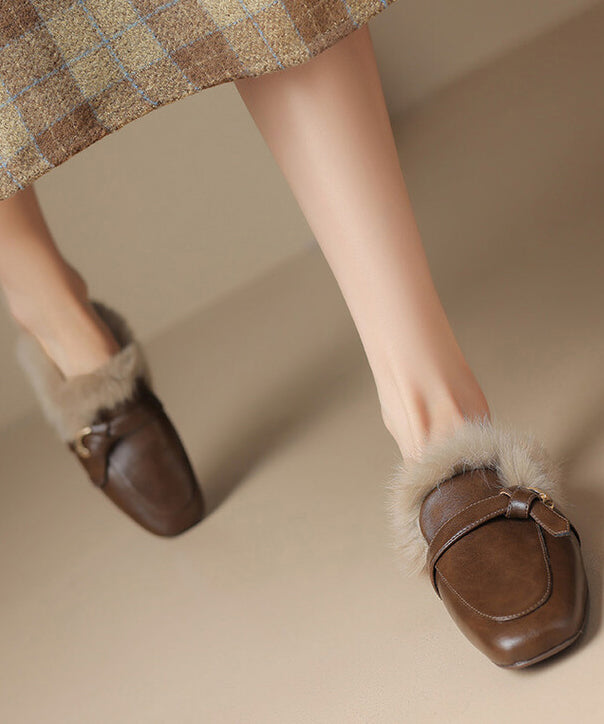 Braune Hausschuhe aus Rindsleder mit flauschigem Wollfutter