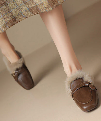 Braune Hausschuhe aus Rindsleder mit flauschigem Wollfutter