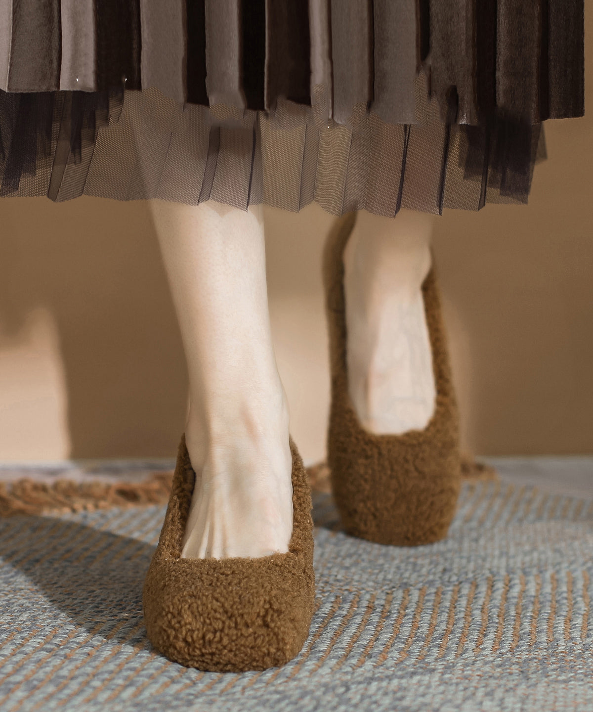 Tacones altos gruesos con empalme de piel sintética marrón y forro de lana afelpada