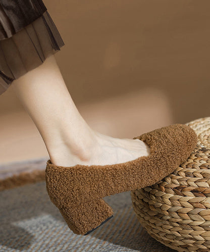 Tacones altos gruesos con empalme de piel sintética marrón y forro de lana afelpada