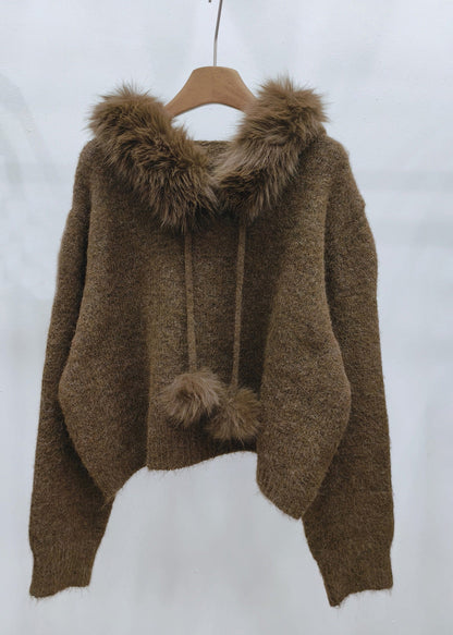 Brauner, kuscheliger Kapuzenpullover aus Baumwollstrick mit Pelzkragen für den Winter
