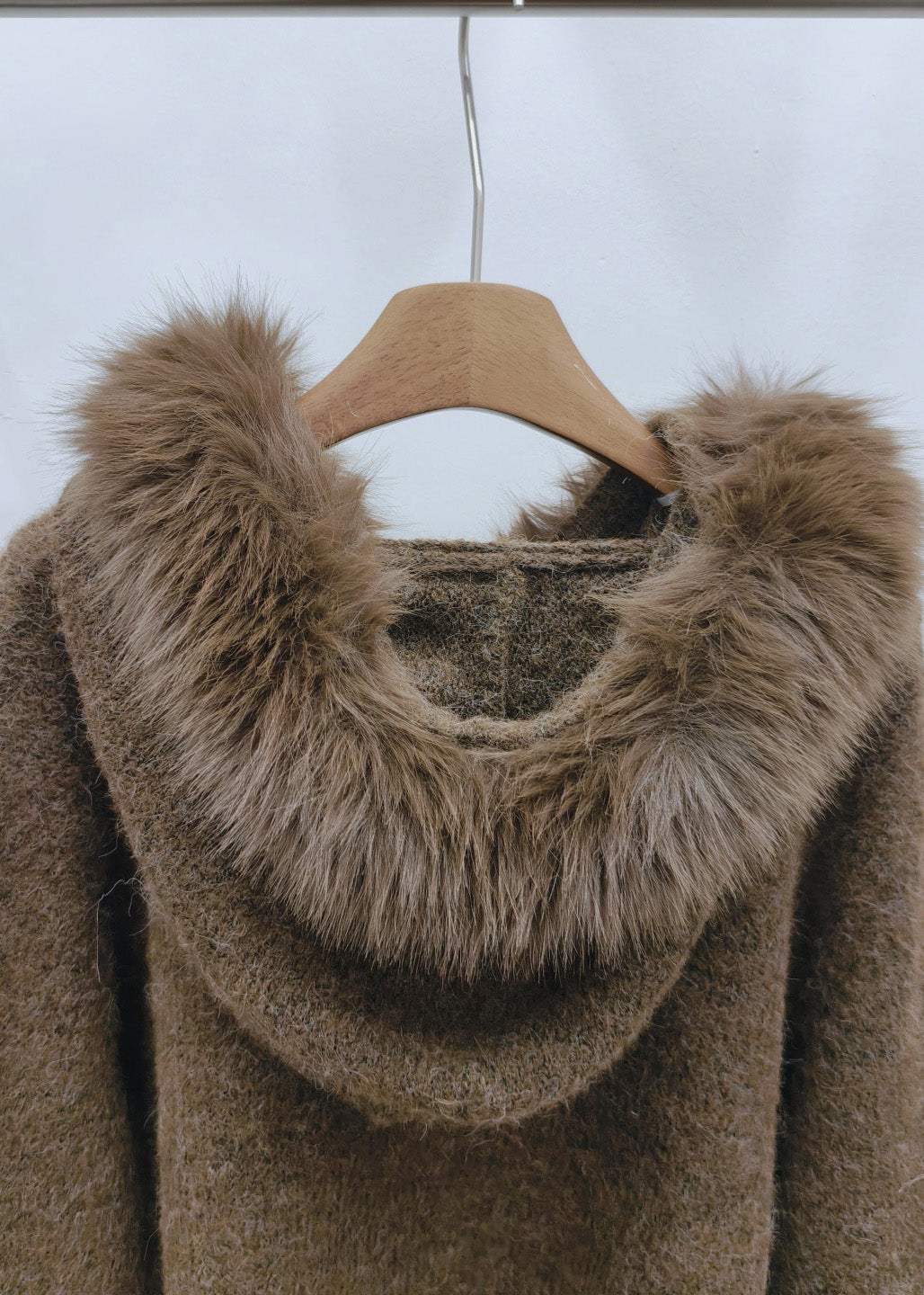 Brauner, kuscheliger Kapuzenpullover aus Baumwollstrick mit Pelzkragen für den Winter