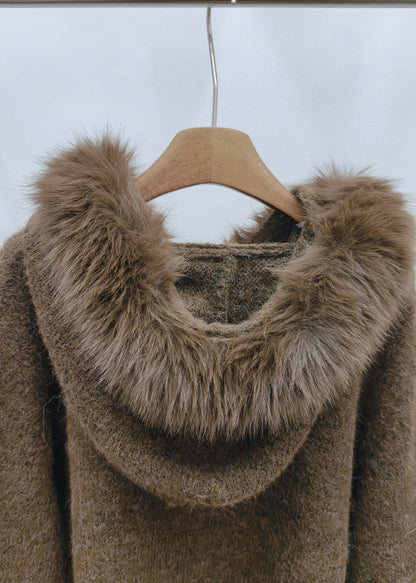 Brauner, kuscheliger Kapuzenpullover aus Baumwollstrick mit Pelzkragen für den Winter