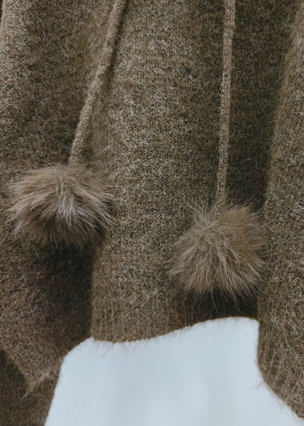 Brauner, kuscheliger Kapuzenpullover aus Baumwollstrick mit Pelzkragen für den Winter