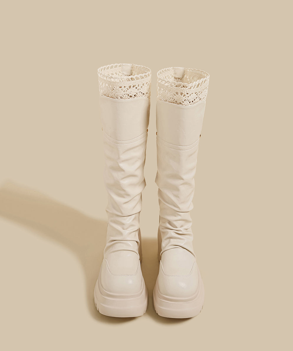 Braune, klobige Stiefel aus knitterigem Kunstleder mit Schnürung.