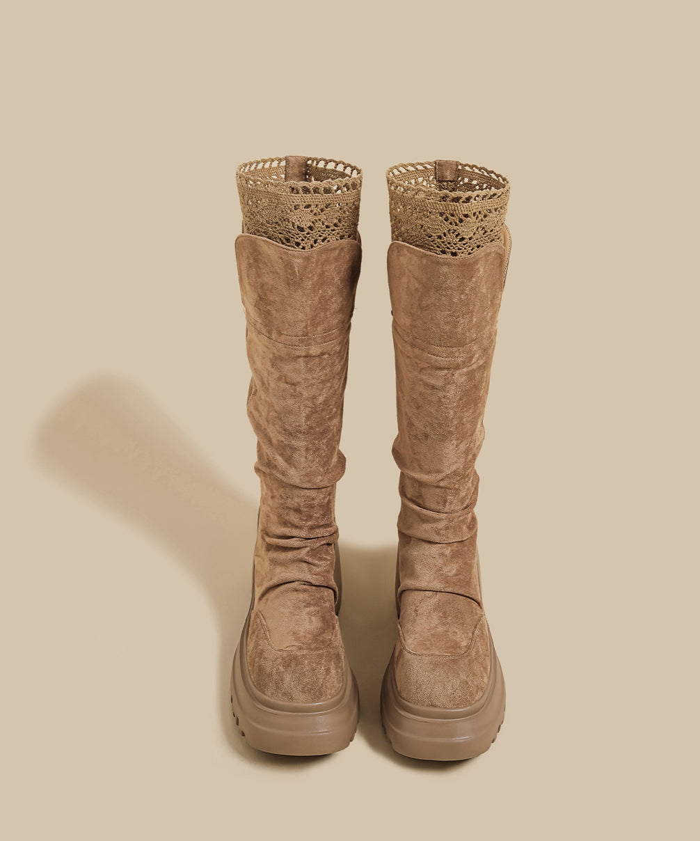 Braune, klobige Stiefel aus knitterigem Kunstleder mit Schnürung.