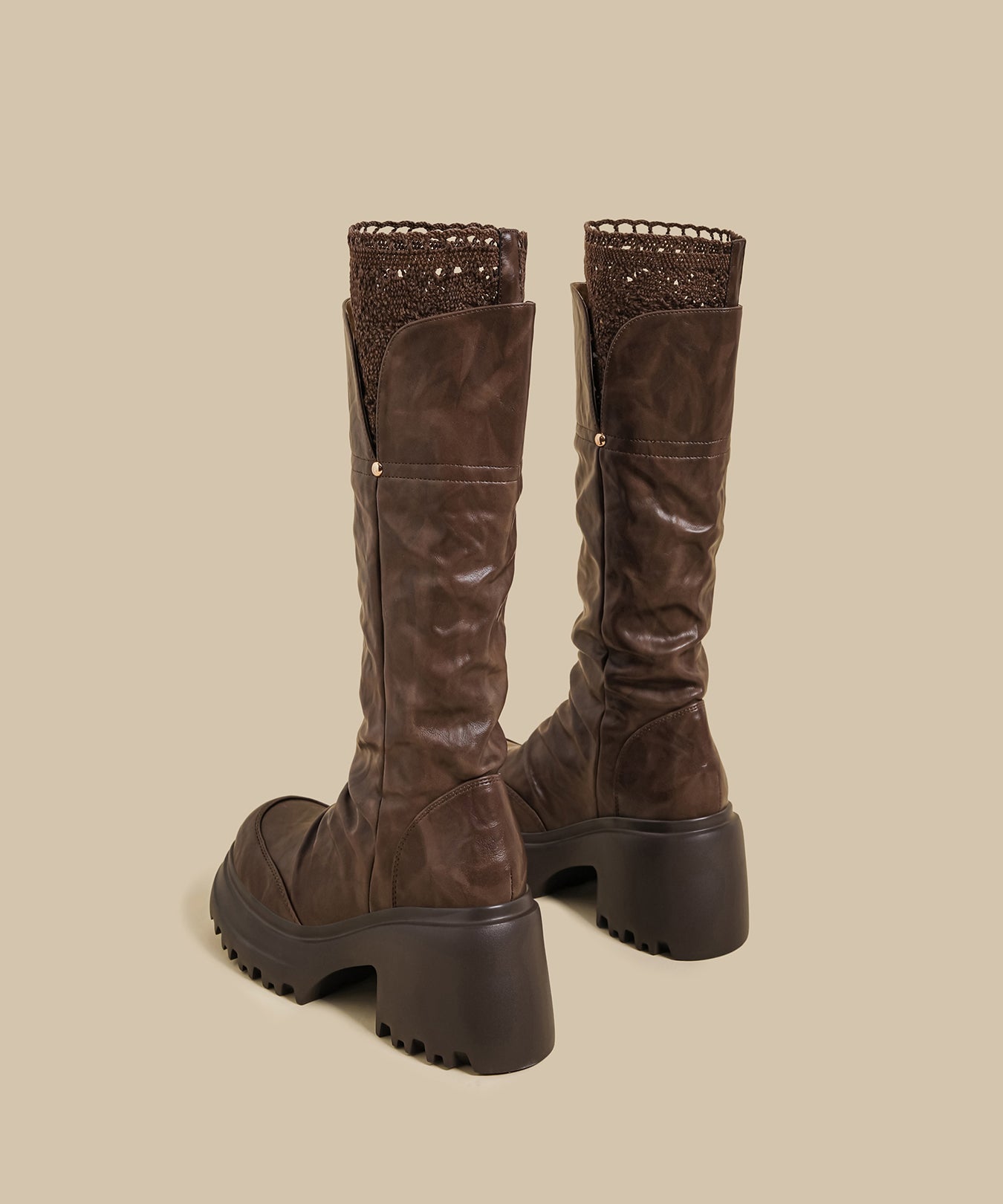 Braune, klobige Stiefel aus knitterigem Kunstleder mit Schnürung.