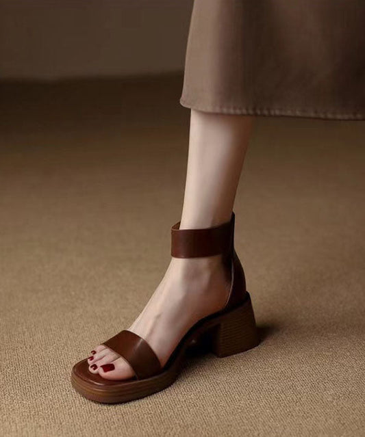 Braune Sandalen mit Peep-Toe, Schnallenriemen, Reißverschluss und klobiger Sohle