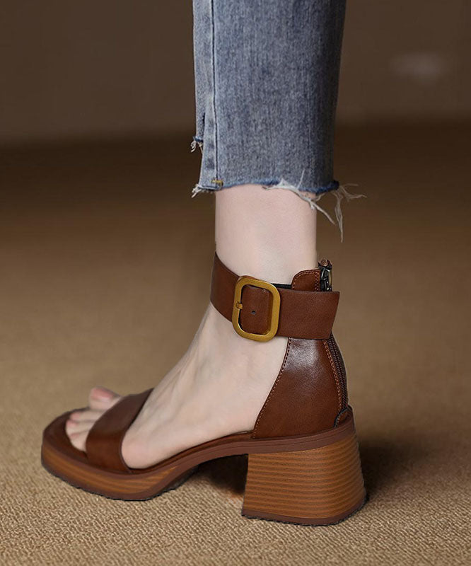 Braune Sandalen mit Peep-Toe, Schnallenriemen, Reißverschluss und klobiger Sohle
