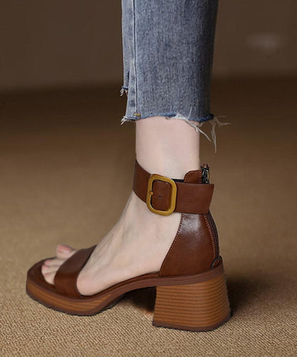 Braune Sandalen mit Peep-Toe, Schnallenriemen, Reißverschluss und klobiger Sohle