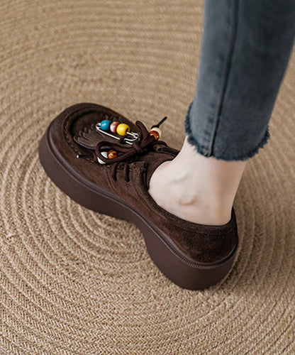 Plataforma marrón de gamuza con cordones únicos y borlas empalmadas