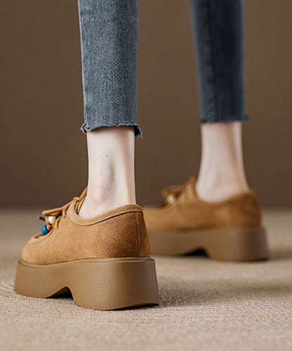 Plataforma marrón de gamuza con cordones únicos y borlas empalmadas