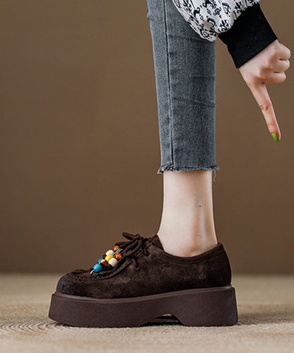 Plataforma marrón de gamuza con cordones únicos y borlas empalmadas