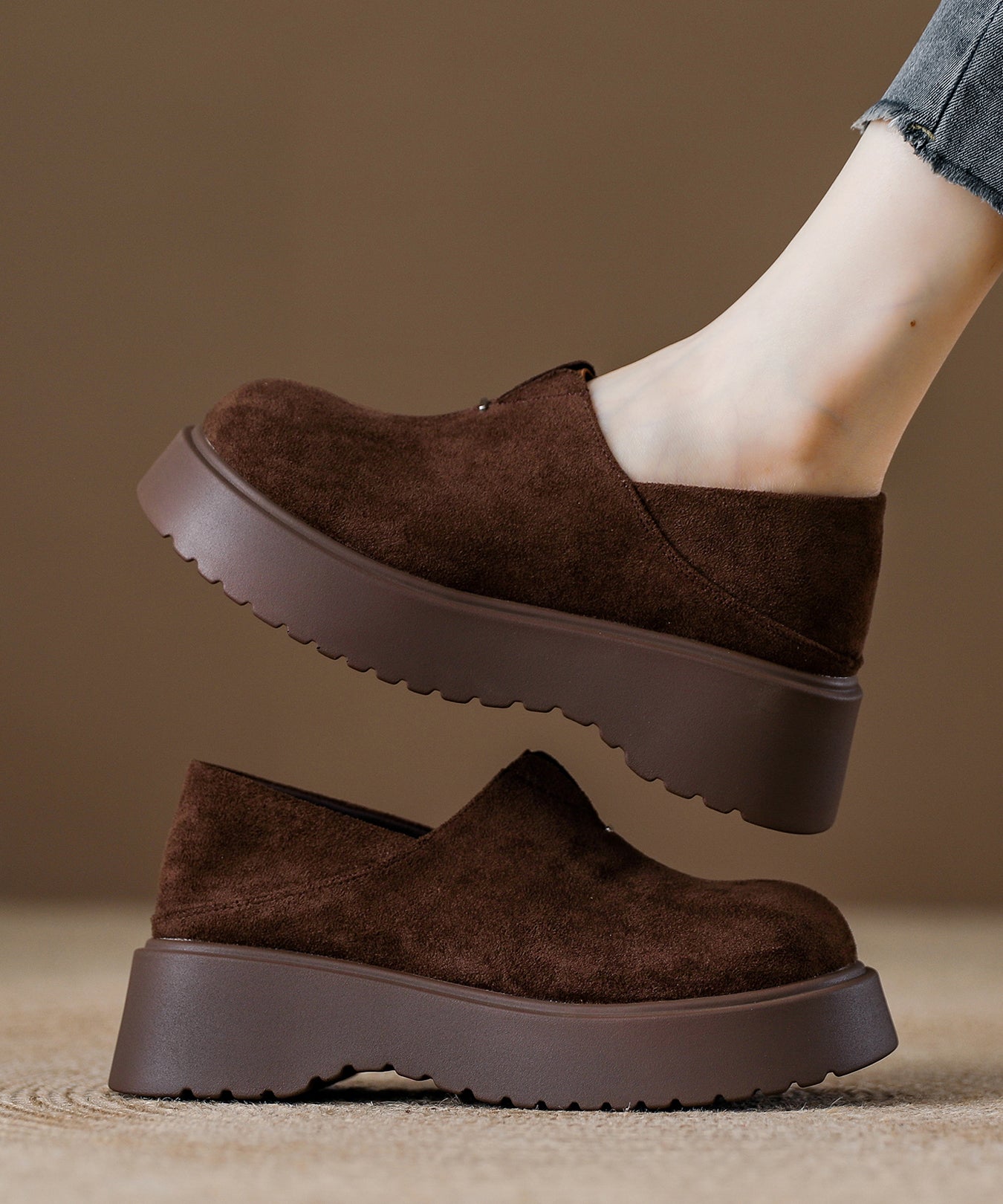 Bequeme Damen-Loafer aus braunem Wildleder mit Ziernähten
