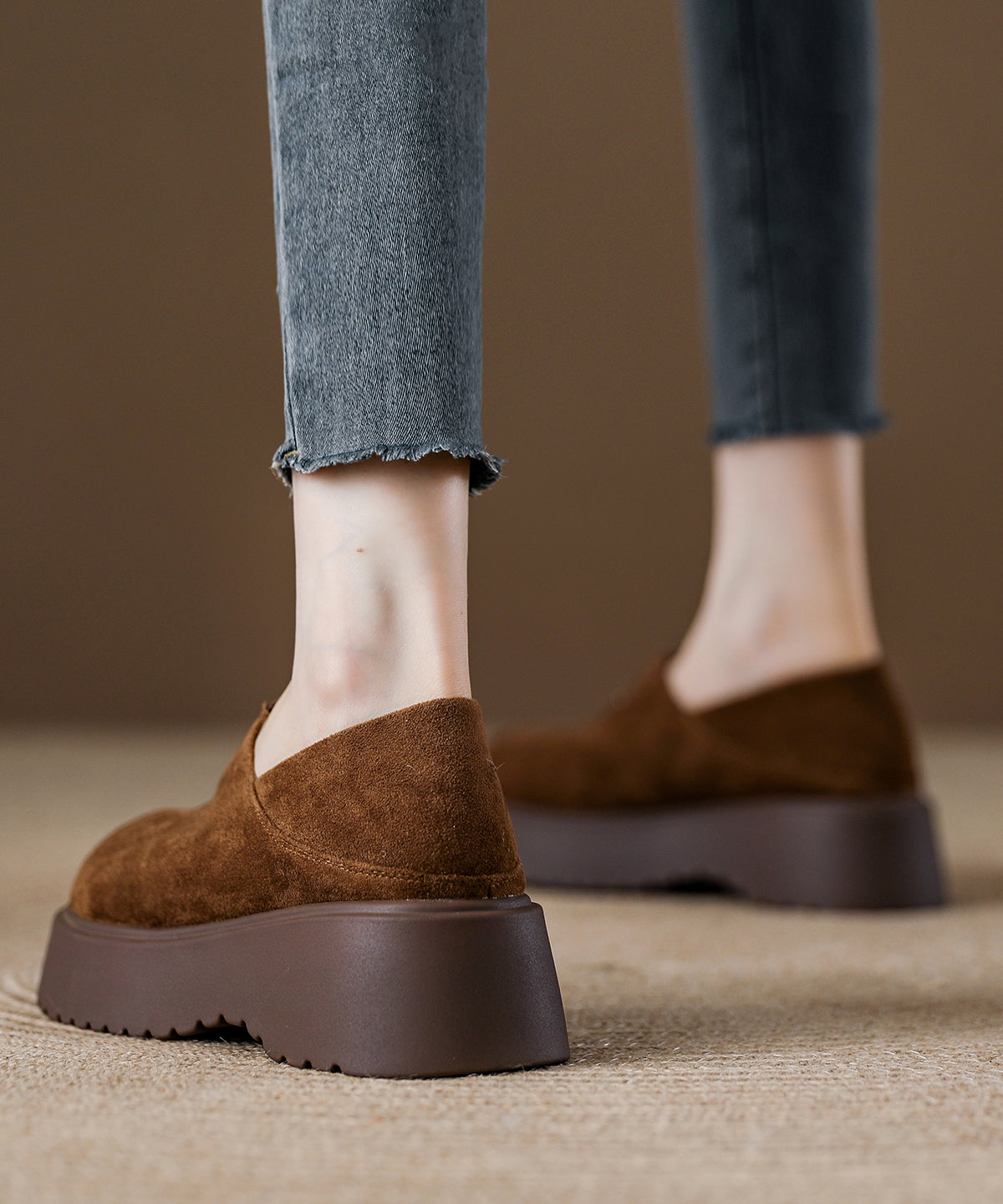 Bequeme Damen-Loafer aus braunem Wildleder mit Ziernähten
