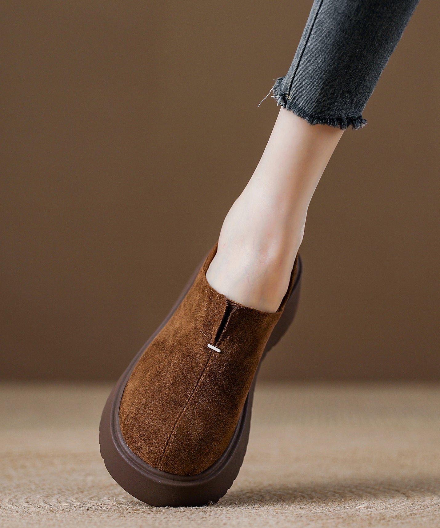 Bequeme Damen-Loafer aus braunem Wildleder mit Ziernähten