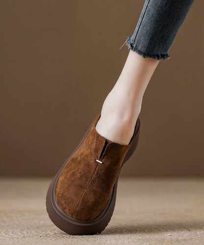 Bequeme Damen-Loafer aus braunem Wildleder mit Ziernähten