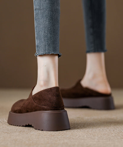 Bequeme Damen-Loafer aus braunem Wildleder mit Ziernähten