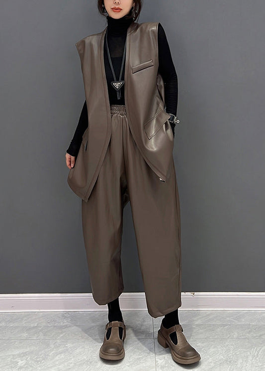 Braune Weste aus Kunstleder mit V-Ausschnitt und gerade geschnittene Hose, zweiteiliges Set für den Herbst